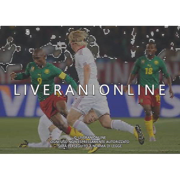 (100620) -- TSHWANE, June 20, 2010 () -- Cameroon\'s Samuel Eto\'o (L) breaks through Denmark\'s two players during their 2010 World Cup Group E soccer match at Loftus Versfeld stadium in Tshwane, South Africa, June 19, 2010. (/Wang Yuguo) (ly) ©Photoshot/Agenzia Aldo Liverani Sas - ITALY ONLY - CAMERUN - DANIMARCA FIFA WORLD CUP CAMPIONATI MONDIALI SUD AFRICA 2010