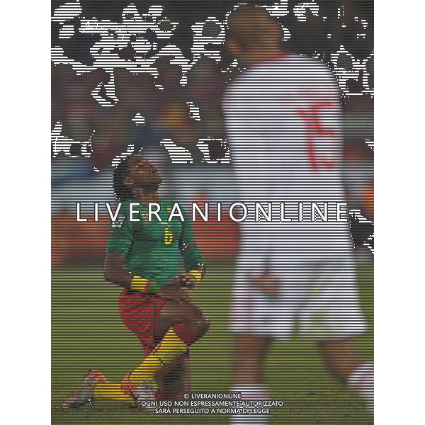(100620) -- TSHWANE, June 20, 2010 () --Alexandre Song of Cameroon(L) reacts during the 2010 World Cup Group E soccer match against Denmark at Loftus Verfeld stadium in Tshwane, South Africa, on June 19, 2010. (/Yang Lei)(fym) ©Photoshot/Agenzia Aldo Liverani Sas - ITALY ONLY - CAMERUN - DANIMARCA FIFA WORLD CUP CAMPIONATI MONDIALI SUD AFRICA 2010