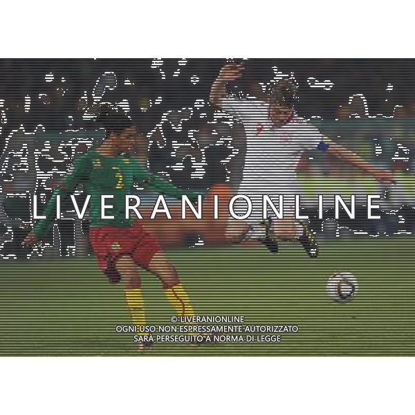 (100620) -- TSHWANE, June 20, 2010 () -- Cameroon\'s Benoit Assou-Ekotto (L) vies with Denmark\'s Jon Dahl Tomasson during their 2010 World Cup Group E soccer match at Loftus Versfeld stadium in Tshwane, South Africa, June 19, 2010. (/Wang Yuguo) (ly) ©Photoshot/Agenzia Aldo Liverani Sas - ITALY ONLY - CAMERUN - DANIMARCA FIFA WORLD CUP CAMPIONATI MONDIALI SUD AFRICA 2010
