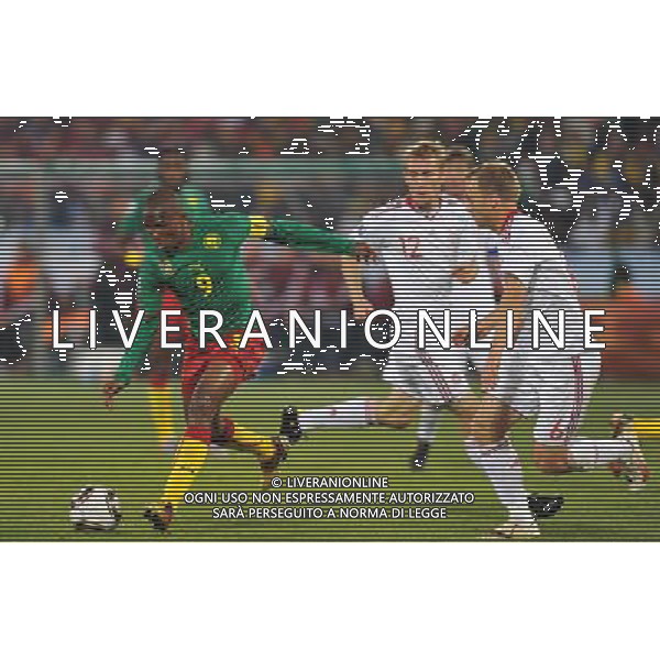 (100620) -- TSHWANE, June 20, 2010 () --Samuel Eto\'o of Cameroon(L) breaks through during the 2010 World Cup Group E soccer match against Denmark at Loftus Verfeld stadium in Tshwane, South Africa, on June 19, 2010. (/Yang Lei)(fym) ©Photoshot/Agenzia Aldo Liverani Sas - ITALY ONLY - CAMERUN - DANIMARCA FIFA WORLD CUP CAMPIONATI MONDIALI SUD AFRICA 2010