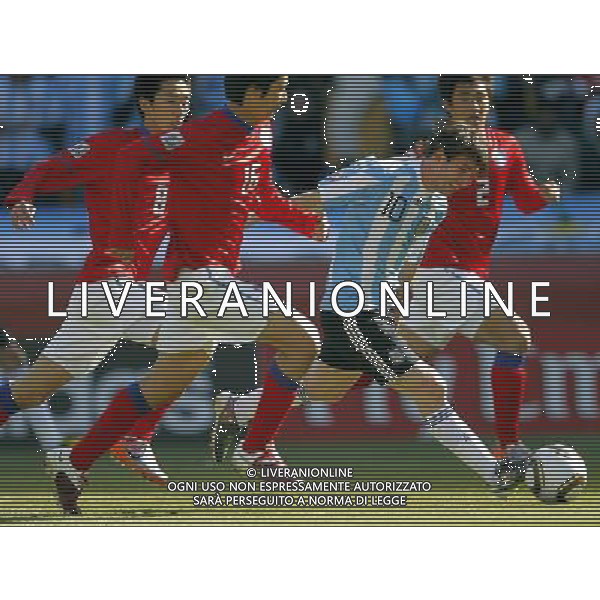 Argentina\'s Lionel Messi (R2) is challenged by South Korea\'s KIM Jung Woo (L), KI Sung Yueng (L2) and OH Beom Seok (R) during the World Cup group B soccer match between Argentina and South Korea at Soccer City in Johannesburg, South Africa, Thursday, June 17, 2010. Argentina defeated South Korea 4-1.(Photo By Wei Zheng/ColorChinaPhoto) - Ag. Aldo Liverani sas ITALY ONLY ITALY ONLY: ARGENTINA - COREA DEL SUD FIFA WORLD CUP CAMPIONATI MONDIALI SUD AFRICA 2010
