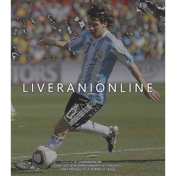 Argentina\'s Lionel Messi controls the ball during the World Cup group B soccer match between Argentina and South Korea at Soccer City in Johannesburg, South Africa, Thursday, June 17, 2010. Argentina defeated South Korea 4-1.(Photo By Wei Zheng/ColorChinaPhoto) - Ag. Aldo Liverani sas ITALY ONLY ITALY ONLY: ARGENTINA - COREA DEL SUD FIFA WORLD CUP CAMPIONATI MONDIALI SUD AFRICA 2010