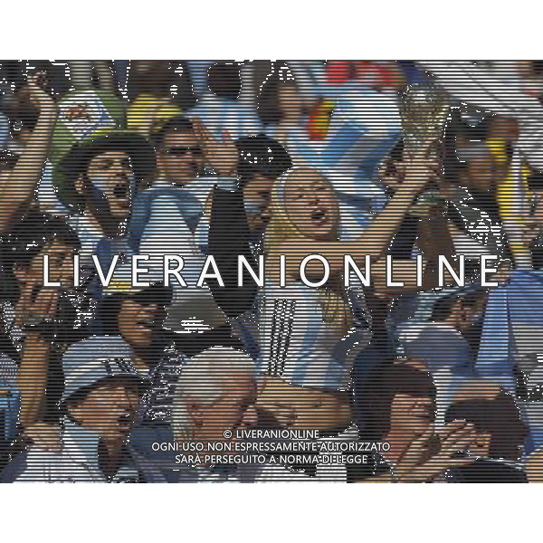 Argentina\'s fans cheer for the team during the World Cup group B soccer match between Argentina and South Korea at Soccer City in Johannesburg, South Africa, Thursday, June 17, 2010. Argentina defeated South Korea 4-1.(Photo By Wei Zheng/ColorChinaPhoto) - Ag. Aldo Liverani sas ITALY ONLY ITALY ONLY: ARGENTINA - COREA DEL SUD FIFA WORLD CUP CAMPIONATI MONDIALI SUD AFRICA 2010