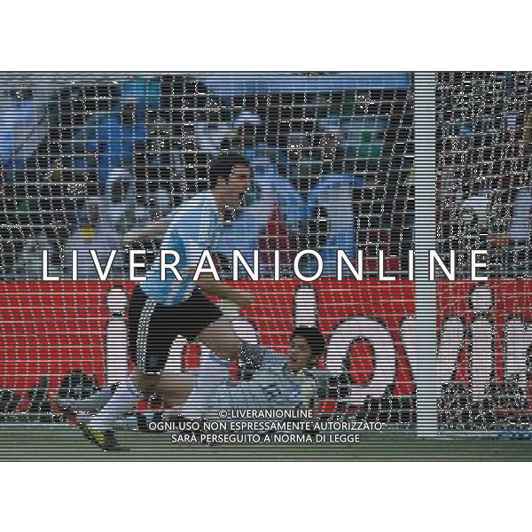 South Korea\'s goalkeeper Jung Sung Ryong (R) reacts as Argentina\'s Gonzalo Higuain (L) celebrates scoring a goal during the World Cup group B soccer match between Argentina and South Korea at Soccer City in Johannesburg, South Africa, Thursday, June 17, 2010. Argentina defeated South Korea 4-1.(Photo By Liao Pan/ColorChinaPhoto) - Ag. Aldo Liverani sas ITALY ONLY ITALY ONLY: ARGENTINA - COREA DEL SUD FIFA WORLD CUP CAMPIONATI MONDIALI SUD AFRICA 2010 ESULTANZA