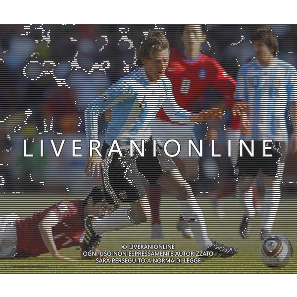 Argentina\'s Gabriel Heinze (R) fights for the ball with South Korea\'s Lee Chung Yong (L) during the World Cup group B soccer match between Argentina and South Korea at Soccer City in Johannesburg, South Africa, Thursday, June 17, 2010. Argentina defeated South Korea 4-1.(Photo By Wei Zheng/ColorChinaPhoto) - Ag. Aldo Liverani sas ITALY ONLY ITALY ONLY: ARGENTINA - COREA DEL SUD FIFA WORLD CUP CAMPIONATI MONDIALI SUD AFRICA 2010