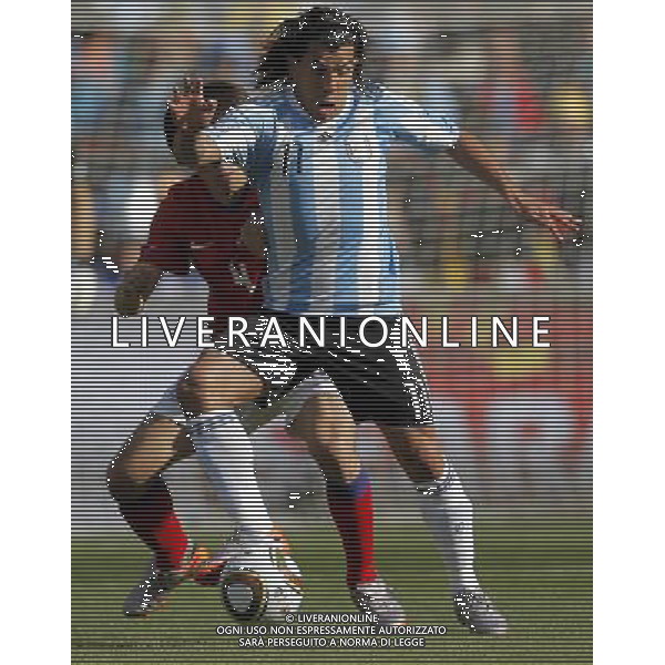 Argentina\'s Carlos Tevez (front) is challenged by South Korea\'s Cho Yong Hyung during the World Cup group B soccer match between Argentina and South Korea at Soccer City in Johannesburg, South Africa, Thursday, June 17, 2010. Argentina defeated South Korea 4-1.(Photo By Wei Zheng/ColorChinaPhoto) - Ag. Aldo Liverani sas ITALY ONLY ITALY ONLY: ARGENTINA - COREA DEL SUD FIFA WORLD CUP CAMPIONATI MONDIALI SUD AFRICA 2010
