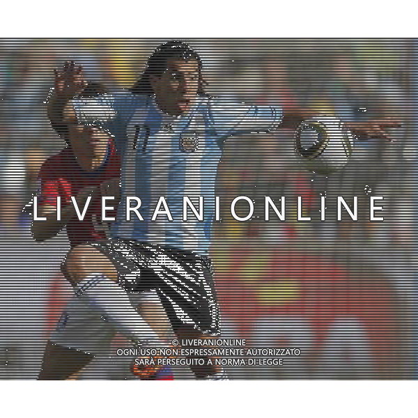 Argentina\'s Carlos Tevez (front) is challenged by South Korea\'s Cho Yong Hyung during the World Cup group B soccer match between Argentina and South Korea at Soccer City in Johannesburg, South Africa, Thursday, June 17, 2010. Argentina defeated South Korea 4-1.(Photo By Wei Zheng/ColorChinaPhoto) - Ag. Aldo Liverani sas ITALY ONLY ITALY ONLY: ARGENTINA - COREA DEL SUD FIFA WORLD CUP CAMPIONATI MONDIALI SUD AFRICA 2010