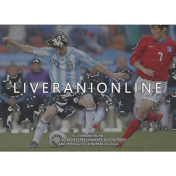 Argentina\'s Lionel Messi (L) is challenged by South Korea\'s Park Ji Sung (R) during the World Cup group B soccer match between Argentina and South Korea at Soccer City in Johannesburg, South Africa, Thursday, June 17, 2010. Argentina defeated South Korea 4-1.(Photo By Wei Zheng/ColorChinaPhoto) - Ag. Aldo Liverani sas ITALY ONLY ITALY ONLY: ARGENTINA - COREA DEL SUD FIFA WORLD CUP CAMPIONATI MONDIALI SUD AFRICA 2010