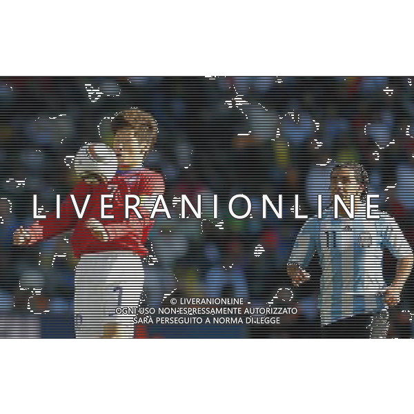 Argentina\'s Carlos Tevez (R) fights for the ball with South Korea\'s Park Ji Sung (L) during the World Cup group B soccer match between Argentina and South Korea at Soccer City in Johannesburg, South Africa, Thursday, June 17, 2010. Argentina defeated South Korea 4-1.(Photo By Wei Zheng/ColorChinaPhoto) - Ag. Aldo Liverani sas ITALY ONLY ITALY ONLY: ARGENTINA - COREA DEL SUD FIFA WORLD CUP CAMPIONATI MONDIALI SUD AFRICA 2010