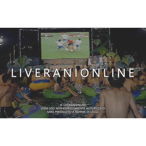 Soccer fans watch the FIFA 2010 South Africa world cup match between Netherlands and Japan at a swimming pool in the Chimelong Water Park in Panyu in Guangzhou in south China\'s Guangdong province on Saturday, June 19, 2010.(Photo By Liu Weiyong/ColorChinaPhoto) - Ag. Aldo Liverani sas ITALY ONLY FANS CINESI GUARDANO LA PARTITA DI CALCIO OLANDA - GIAPPONE ( FIFA WORLD CUP CAMPIONATI MONDIALI SUD AFRICA 2010) IN UNA PISCINA A Guangzhou IN CINA