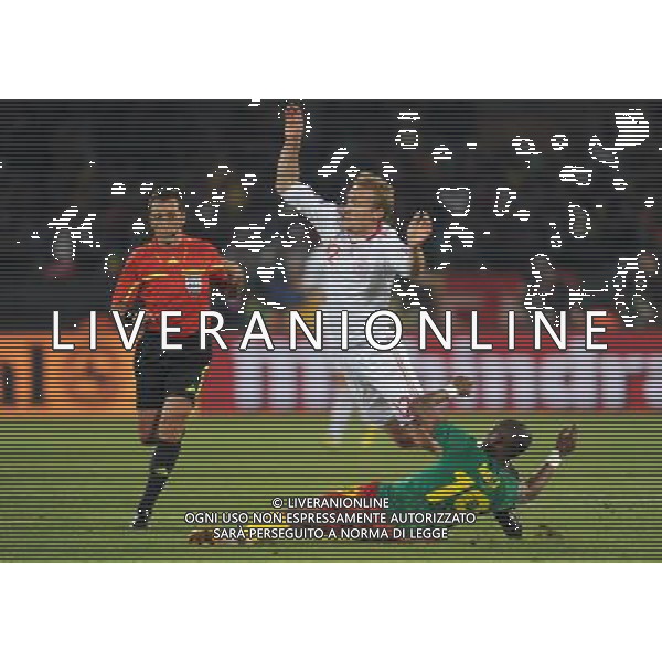 (100620) -- TSHWANE, June 20, 2010 () -- Cameroon\'s Stephane Mbia (Bottom) tackles Denmark\'s Thomas Kahlenberg during their 2010 World Cup Group E soccer match at Loftus Versfeld stadium in Tshwane, South Africa, June 19, 2010. (/Wang Yuguo) (ly) ©Photoshot/Agenzia Aldo Liverani Sas - ITALY ONLY: CAMERUN - DANIMARCA FIFA WORLD CUP CAMPIONATI MONDIALI SUD AFRICA 2010