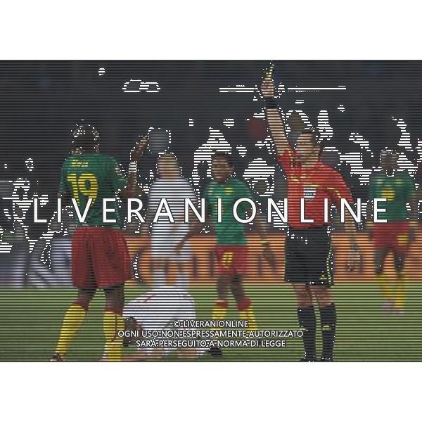(100620) -- TSHWANE, June 20, 2010 () -- Cameroon\'s Stephane Mbia (L) is shown a yellow card during the 2010 World Cup Group E soccer match against Denmark at Loftus Versfeld stadium in Tshwane, South Africa, June 19, 2010. (/Wang Yuguo) (ly) ©Photoshot/Agenzia Aldo Liverani Sas - ITALY ONLY: CAMERUN - DANIMARCA FIFA WORLD CUP CAMPIONATI MONDIALI SUD AFRICA 2010