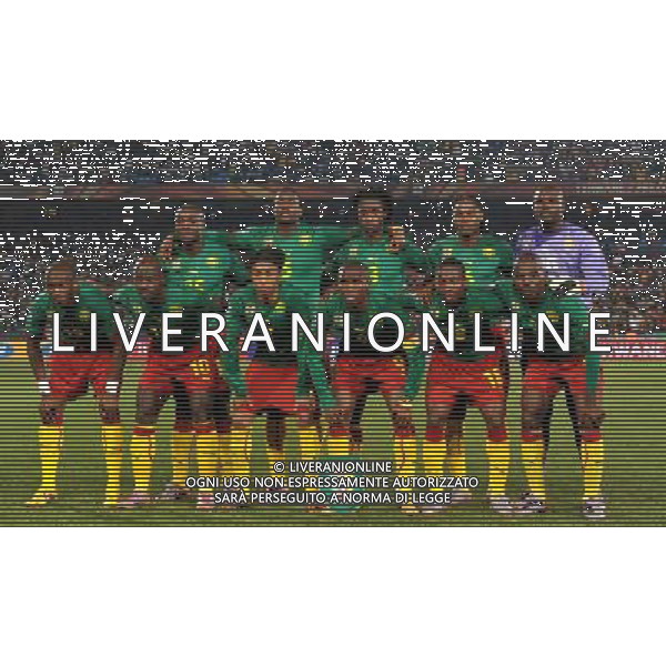 (100620) -- TSHWANE, June 20, 2010 () -FORMAZIONE CAMERUN-Cameroon\'s starting players pose for photos before the 2010 World Cup Group E soccer match against Denmark at Loftus Verfeld stadium in Tshwane, South Africa, on June 19, 2010. (/Yang Lei)(dl) ©Photoshot/Agenzia Aldo Liverani Sas - ITALY ONLY: CAMERUN - DANIMARCA FIFA WORLD CUP CAMPIONATI MONDIALI SUD AFRICA 2010