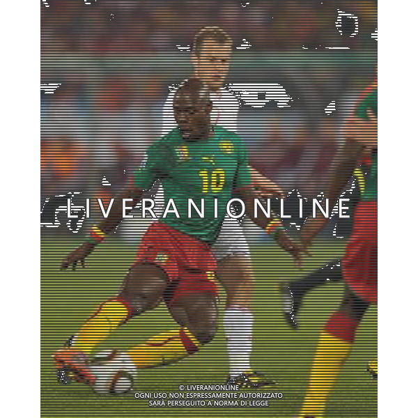 (100620) -- TSHWANE, June 20, 2010 () --Achille Emana of Cameroon(L) breaks through during the 2010 World Cup Group E soccer match against Denmark at Loftus Verfeld stadium in Tshwane, South Africa, on June 19, 2010. (/Yang Lei)(fym) ©Photoshot/Agenzia Aldo Liverani Sas - ITALY ONLY: CAMERUN - DANIMARCA FIFA WORLD CUP CAMPIONATI MONDIALI SUD AFRICA 2010