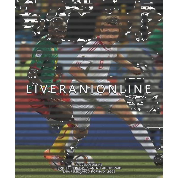 (100620) -- TSHWANE, June 20, 2010 () --Jesper Gronkjaer of Denmark (R) breaks through during the 2010 World Cup Group E soccer match against Cameroon at Loftus Verfeld stadium in Tshwane, South Africa, on June 19, 2010. (/Yang Lei)(dl) ©Photoshot/Agenzia Aldo Liverani Sas - ITALY ONLY: CAMERUN - DANIMARCA FIFA WORLD CUP CAMPIONATI MONDIALI SUD AFRICA 2010