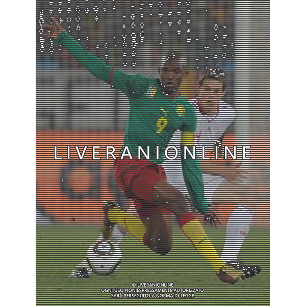 (100620) -- TSHWANE, June 20, 2010 () -- Cameroon\'s Samuel Eto\'o (L) vies with a player of Denmark during their 2010 World Cup Group E soccer match at Loftus Versfeld stadium in Tshwane, South Africa, June 19, 2010. (/Wang Yuguo) (ly) ©Photoshot/Agenzia Aldo Liverani Sas - ITALY ONLY: CAMERUN - DANIMARCA FIFA WORLD CUP CAMPIONATI MONDIALI SUD AFRICA 2010