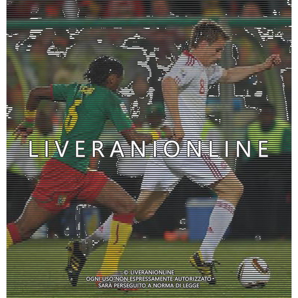 (100620) -- TSHWANE, June 20, 2010 () --Jesper Gronkjaer of Denmark(R) breaks through during the 2010 World Cup Group E soccer match against Cameroon at Loftus Verfeld stadium in Tshwane, South Africa, on June 19, 2010. (/Yang Lei)(fym) ©Photoshot/Agenzia Aldo Liverani Sas - ITALY ONLY: CAMERUN - DANIMARCA FIFA WORLD CUP CAMPIONATI MONDIALI SUD AFRICA 2010