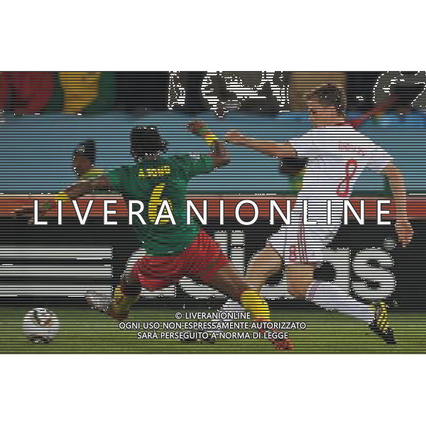 (100620) -- TSHWANE, June 20, 2010 () --Alexandre Song of Cameroon(L) vies with Jesper Gronkjaer of Denmark during their 2010 World Cup Group E soccer match at Loftus Verfeld stadium in Tshwane, South Africa, on June 19, 2010. (/Yang Lei)(fym) ©Photoshot/Agenzia Aldo Liverani Sas - ITALY ONLY: CAMERUN - DANIMARCA FIFA WORLD CUP CAMPIONATI MONDIALI SUD AFRICA 2010