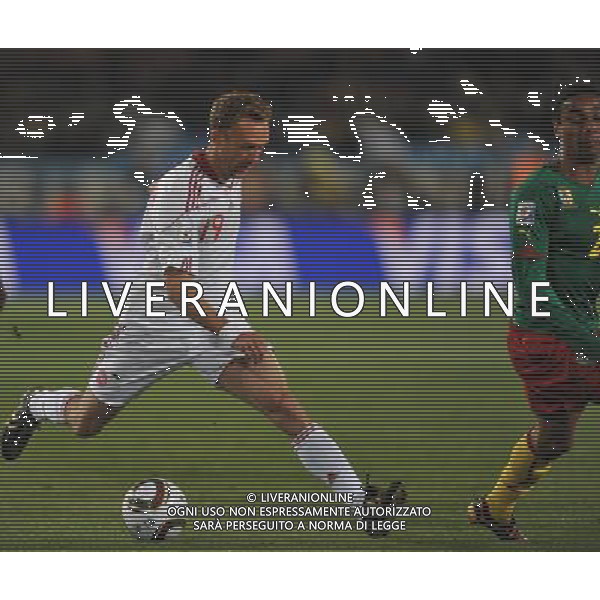 (100620) -- TSHWANE, June 20, 2010 () --Dennis Rommedahl (L) of Denmark breaks through during the 2010 World Cup Group E soccer match against Cameroon at Loftus Verfeld stadium in Tshwane, South Africa, on June 19, 2010. (/Yang Lei)(dl) ©Photoshot/Agenzia Aldo Liverani Sas - ITALY ONLY: CAMERUN - DANIMARCA FIFA WORLD CUP CAMPIONATI MONDIALI SUD AFRICA 2010