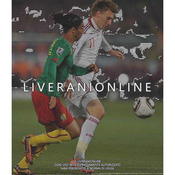 (100620) -- TSHWANE, June 20, 2010 () --Benoit Assou-Ekotto of Cameroon(L) vies with Nicklas Bendtner of Denmark during their 2010 World Cup Group E soccer match at Loftus Verfeld stadium in Tshwane, South Africa, on June 19, 2010. (/Yang Lei)(fym) ©Photoshot/Agenzia Aldo Liverani Sas - ITALY ONLY: CAMERUN - DANIMARCA FIFA WORLD CUP CAMPIONATI MONDIALI SUD AFRICA 2010