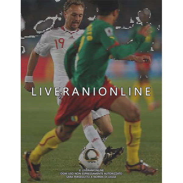 (100620) -- TSHWANE, June 20, 2010 () --Dennis Rommedahl of Denmark(Back) breaks through during the 2010 World Cup Group E soccer match against Cameroon at Loftus Verfeld stadium in Tshwane, South Africa, on June 19, 2010. (/Yang Lei)(dl) ©Photoshot/Agenzia Aldo Liverani Sas - ITALY ONLY: CAMERUN - DANIMARCA FIFA WORLD CUP CAMPIONATI MONDIALI SUD AFRICA 2010