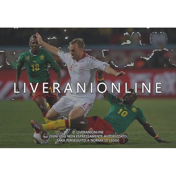 (100620) -- TSHWANE, June 20, 2010 () -- Cameroon\'s Achille Emana (R) vies with Lars Jacobsen (C) of Denmark during their 2010 World Cup Group E soccer match at Loftus Versfeld stadium in Tshwane, South Africa, June 19, 2010. (/Yang Lei)(dl) ©Photoshot/Agenzia Aldo Liverani Sas - ITALY ONLY: CAMERUN - DANIMARCA FIFA WORLD CUP CAMPIONATI MONDIALI SUD AFRICA 2010