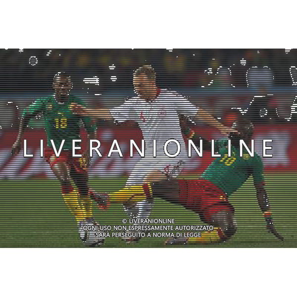 (100620) -- TSHWANE, June 20, 2010 () -- Cameroon\'s Achille Emana (R) vies with Lars Jacobsen (C) of Denmark during their 2010 World Cup Group E soccer match at Loftus Versfeld stadium in Tshwane, South Africa, June 19, 2010. (/Wang Yuguo)(dl) ©Photoshot/Agenzia Aldo Liverani Sas - ITALY ONLY: CAMERUN - DANIMARCA FIFA WORLD CUP CAMPIONATI MONDIALI SUD AFRICA 2010