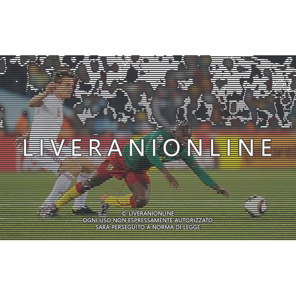 (100620) -- TSHWANE, June 20, 2010 () -- Denmark\'s Jesper Gronkjaer (L) vies with a player of Cameroon during their 2010 World Cup Group E soccer match at Loftus Versfeld stadium in Tshwane, South Africa, June 19, 2010. (/Wang Yuguo) (ly) ©Photoshot/Agenzia Aldo Liverani Sas - ITALY ONLY: CAMERUN - DANIMARCA FIFA WORLD CUP CAMPIONATI MONDIALI SUD AFRICA 2010
