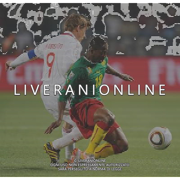 (100620) -- TSHWANE, June 20, 2010 () -- Cameroon\'s Eyong Enoh (R) vies with Denmark\'s Jon Dahl Tomasson during their 2010 World Cup Group E soccer match at Loftus Versfeld stadium in Tshwane, South Africa, June 19, 2010. (/Wang Yuguo) (ly) ©Photoshot/Agenzia Aldo Liverani Sas - ITALY ONLY: CAMERUN - DANIMARCA FIFA WORLD CUP CAMPIONATI MONDIALI SUD AFRICA 2010