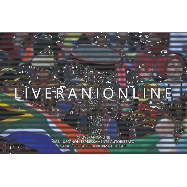 (100620) -- TSHWANE, June 20, 2010 () -- Fans cheer for Cameroon prior to the 2010 World Cup Group E soccer match between Cameroon and Denmark at Loftus Verfeld stadium in Tshwane, South Africa, on June 19, 2010. (/Yang Lei)(dl) ©Photoshot/Agenzia Aldo Liverani Sas - ITALY ONLY: CAMERUN - DANIMARCA FIFA WORLD CUP CAMPIONATI MONDIALI SUD AFRICA 2010