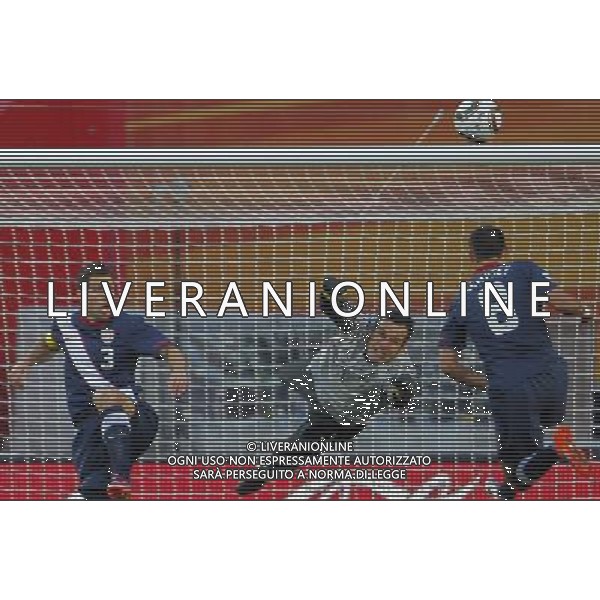 Slovenia\'s goalkeeper Samir HANDANOVIC (C) is challenged by U.S.\' Carlos BOCANEGRA (L) and Robert KOREN (R) during the World Cup group C soccer match between USA and Slovenia in Johannesburg in South Africa on Friday, June 18, 2010. The match ended in a 2-2 draw.(Photo By Wei Zheng/ColorChinaPhoto) - Ag. Aldo Liverani sas ITALY ONLY SLOVENIA - STATI UNITI FIFA WORLD CUP CAMPIONATI MONDIALI SUD AFRICA 2010