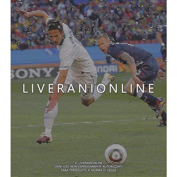 U.S.\' Jay DeMERIT (R) vies for the ball with Slovenia\'s Zlatan LJUBIJANKIC (L) during the World Cup group C soccer match between USA and Slovenia in Johannesburg in South Africa on Friday, June 18, 2010. The match ended in a 2-2 draw.(Photo By Wei Zheng/ColorChinaPhoto) - Ag. Aldo Liverani sas ITALY ONLY SLOVENIA - STATI UNITI FIFA WORLD CUP CAMPIONATI MONDIALI SUD AFRICA 2010