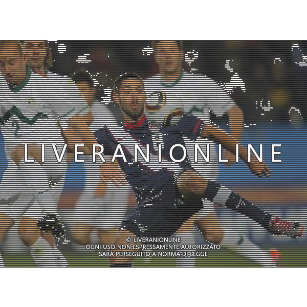 U.S.\' Clint DEMPSEY (R) vies for the ball with Slovenia\'s Miso BRECKO (L) during the World Cup group C soccer match between USA and Slovenia in Johannesburg in South Africa on Friday, June 18, 2010. The match ended in a 2-2 draw.(Photo By Wei Zheng/ColorChinaPhoto) - Ag. Aldo Liverani sas ITALY ONLY SLOVENIA - STATI UNITI FIFA WORLD CUP CAMPIONATI MONDIALI SUD AFRICA 2010