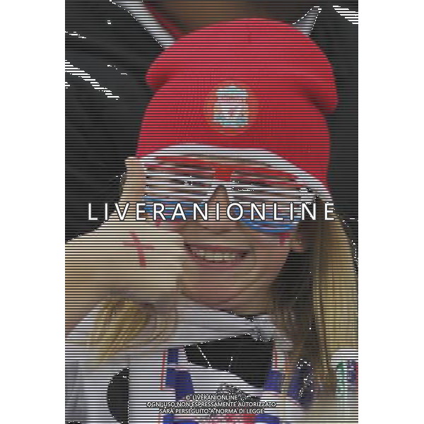 (100619) -- CAPE TOWN, June 19, 2010 -- A fan waits for the start of the 2010 World Cup Group C match between England and Algeria in Cape Town, South Africa, June 18, 2010. Xing Guangli)(txy) ©Photoshot/Agenzia Aldo Liverani Sas - ITALY ONLY: INGHILTERRA - ALGERIA FIFA WORLD CUP CAMPIONATI MONDIALI SUD AFRICA 2010