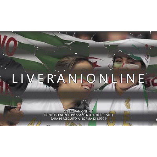 (100619) -- CAPE TOWN, June 19, 2010 -- Fans wait for the start of the 2010 World Cup Group C match between England and Algeria in Cape Town, South Africa, June 18, 2010. Xing Guangli)(txy) ©Photoshot/Agenzia Aldo Liverani Sas - ITALY ONLY: INGHILTERRA - ALGERIA FIFA WORLD CUP CAMPIONATI MONDIALI SUD AFRICA 2010