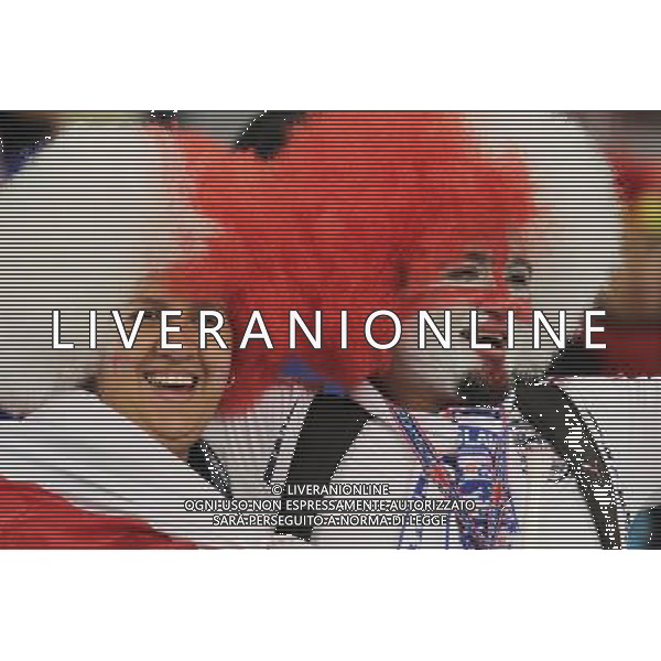 (100619) -- CAPE TOWN, June 19, 2010 -- Fans wait for the start of the 2010 World Cup Group C match between England and Algeria in Cape Town, South Africa, June 18, 2010. Xing Guangli)(txy) ©Photoshot/Agenzia Aldo Liverani Sas - ITALY ONLY: INGHILTERRA - ALGERIA FIFA WORLD CUP CAMPIONATI MONDIALI SUD AFRICA 2010