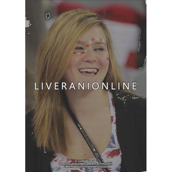 (100619) -- CAPE TOWN, June 19, 2010 -- A fan waits for the start of the 2010 World Cup Group C match between England and Algeria in Cape Town, South Africa, June 18, 2010. Xing Guangli)(txy) ©Photoshot/Agenzia Aldo Liverani Sas - ITALY ONLY: INGHILTERRA - ALGERIA FIFA WORLD CUP CAMPIONATI MONDIALI SUD AFRICA 2010