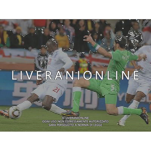 (100619) -- CAPE TOWN, June 19, 2010 -- England\'s Emile Heskey (L) vies with Algeria\'s Rafik Halliche during the 2010 World Cup Group C match in Cape Town, South Africa, June 18, 2010. Xu Suhui)(txy) ©Photoshot/Agenzia Aldo Liverani Sas - ITALY ONLY: INGHILTERRA - ALGERIA FIFA WORLD CUP CAMPIONATI MONDIALI SUD AFRICA 2010