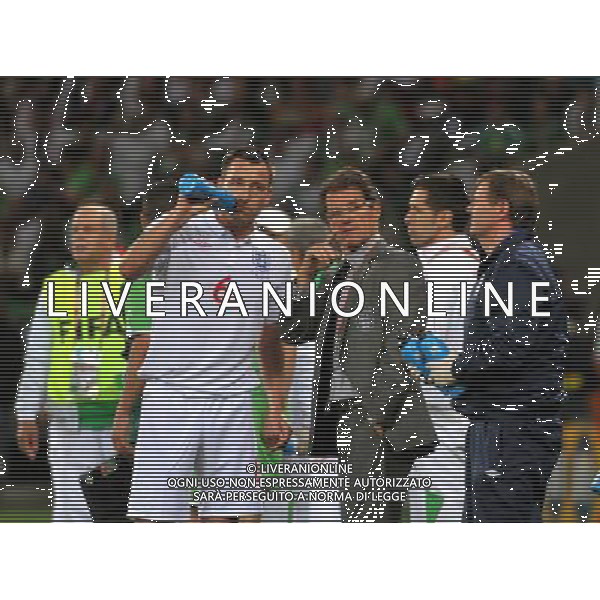 (100619) -- CAPE TOWN, June 19, 2010 -- England\'s Fabio Capello (front C) talks with John Terry during the 2010 World Cup Group C match against Algeria in Cape Town, South Africa, June 18, 2010. Xu Suhui)(txy) ©Photoshot/Agenzia Aldo Liverani Sas - ITALY ONLY: INGHILTERRA - ALGERIA FIFA WORLD CUP CAMPIONATI MONDIALI SUD AFRICA 2010