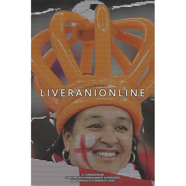 (100619) -- CAPE TOWN, June 19, 2010 -- A fan waits for the start of the 2010 World Cup Group C match between England and Algeria in Cape Town, South Africa, June 18, 2010. Xing Guangli)(txy) ©Photoshot/Agenzia Aldo Liverani Sas - ITALY ONLY: INGHILTERRA - ALGERIA FIFA WORLD CUP CAMPIONATI MONDIALI SUD AFRICA 2010