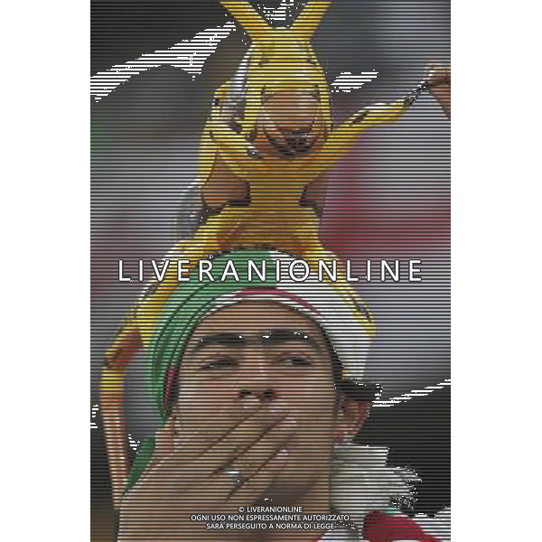 (100619) -- CAPE TOWN, June 19, 2010 -- A fan waits for the start of the 2010 World Cup Group C match between England and Algeria in Cape Town, South Africa, June 18, 2010. Xing Guangli)(txy) ©Photoshot/Agenzia Aldo Liverani Sas - ITALY ONLY: INGHILTERRA - ALGERIA FIFA WORLD CUP CAMPIONATI MONDIALI SUD AFRICA 2010