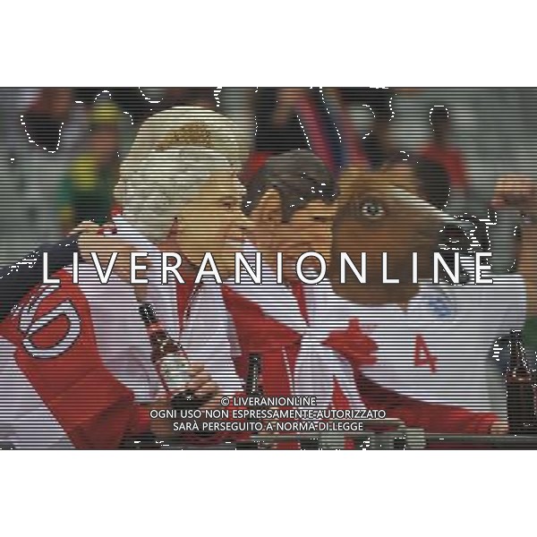 (100619) -- CAPE TOWN, June 19, 2010 -- Fans wait for the start of the 2010 World Cup Group C match between England and Algeria in Cape Town, South Africa, June 18, 2010. Xu Suhui)(txy) ©Photoshot/Agenzia Aldo Liverani Sas - ITALY ONLY: INGHILTERRA - ALGERIA FIFA WORLD CUP CAMPIONATI MONDIALI SUD AFRICA 2010