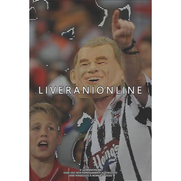 (100619) -- CAPE TOWN, June 19, 2010 -- A fan waits for the start of the 2010 World Cup Group C match between England and Algeria in Cape Town, South Africa, June 18, 2010. Xu Suhui)(txy) ©Photoshot/Agenzia Aldo Liverani Sas - ITALY ONLY: INGHILTERRA - ALGERIA FIFA WORLD CUP CAMPIONATI MONDIALI SUD AFRICA 2010