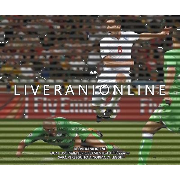 (100619) -- CAPE TOWN, June 19, 2010 -- England\'s Frank Lampard (C) vies with Algeria\'s Madjid Bougherra during the 2010 World Cup Group C match in Cape Town, South Africa, June 18, 2010. Xu Suhui)(txy) ©Photoshot/Agenzia Aldo Liverani Sas - ITALY ONLY: INGHILTERRA - ALGERIA FIFA WORLD CUP CAMPIONATI MONDIALI SUD AFRICA 2010