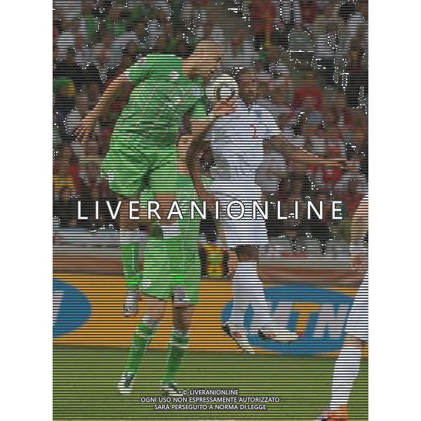 (100619) -- CAPE TOWN, June 19, 2010 -- England\'s Glen Johnson (R) vies with Algeria\'s Madjid Bougherra during the 2010 World Cup Group C match in Cape Town, South Africa, June 18, 2010. Xu Suhui)(txy) ©Photoshot/Agenzia Aldo Liverani Sas - ITALY ONLY: INGHILTERRA - ALGERIA FIFA WORLD CUP CAMPIONATI MONDIALI SUD AFRICA 2010