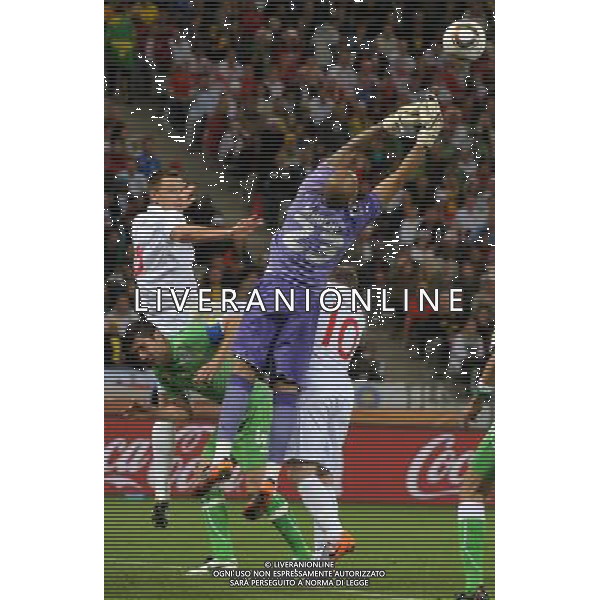 (100619) -- CAPE TOWN, June 19, 2010 -- Algeria\'s Rais M Bolhi (R) tries to save the ball during the 2010 World Cup Group C match against England in Cape Town, South Africa, June 18, 2010. Xu Suhui)(txy) ©Photoshot/Agenzia Aldo Liverani Sas - ITALY ONLY: INGHILTERRA - ALGERIA FIFA WORLD CUP CAMPIONATI MONDIALI SUD AFRICA 2010