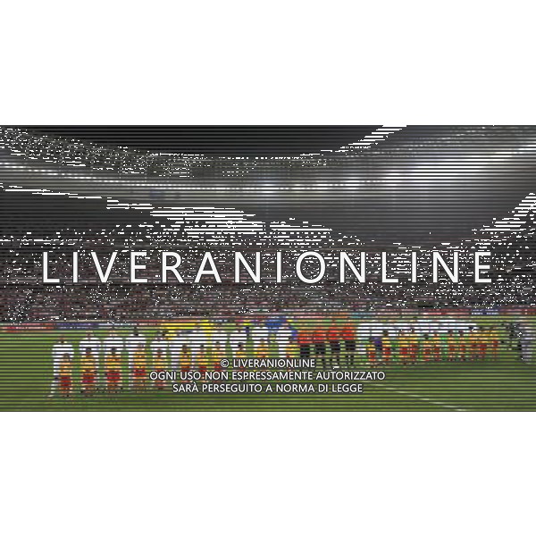 (100619) -- CAPE TOWN, June 19, 2010 -LE DUE FORMAZIONI SCHIERATE NEL PREPARTITA- England\'s team (L) and Algeria\'s team line up while listening to the anthem ahead of the 2010 World Cup Group C match in Cape Town, South Africa, June 18, 2010. Xu Suhui)(txy) ©Photoshot/Agenzia Aldo Liverani Sas - ITALY ONLY: INGHILTERRA - ALGERIA FIFA WORLD CUP CAMPIONATI MONDIALI SUD AFRICA 2010