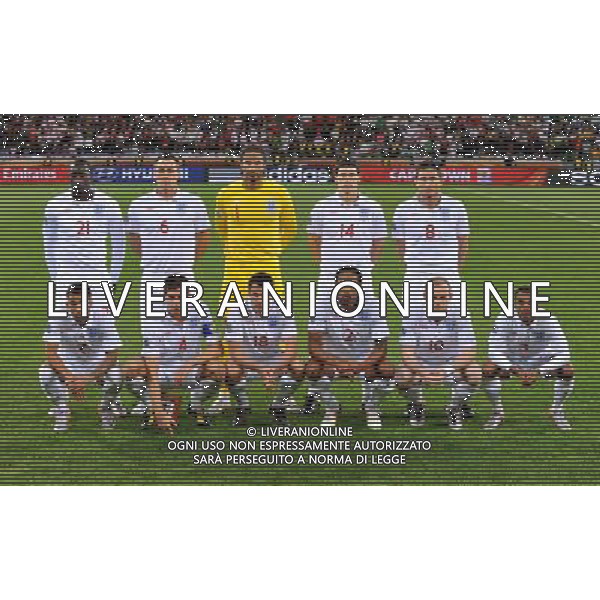(100619) -- CAPE TOWN, June 19, 2010 -FORMAZIONE INGHILTERRA- England\'s team pose for a group photo ahead of the 2010 World Cup Group C match between England and Algeria in Cape Town, South Africa, June 18, 2010. Xu Suhui)(txy) ©Photoshot/Agenzia Aldo Liverani Sas - ITALY ONLY: INGHILTERRA - ALGERIA FIFA WORLD CUP CAMPIONATI MONDIALI SUD AFRICA 2010