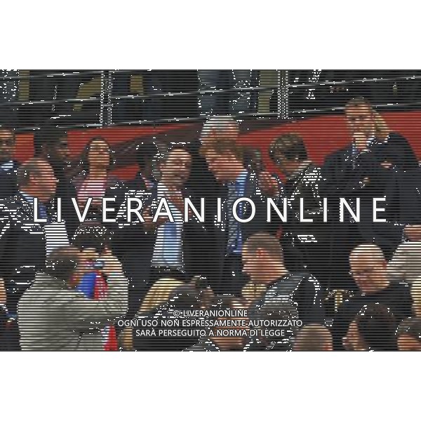 (100619) -- CAPE TOWN, June 19, 2010 -PRINCIPE D\'INGHILTERRA - Britain\'s Prince Harry (C) talks as he watches the 2010 World Cup Group C match between England and Algeria in Cape Town, South Africa, June 18, 2010. Xu Suhui)(txy) ©Photoshot/Agenzia Aldo Liverani Sas - ITALY ONLY: INGHILTERRA - ALGERIA FIFA WORLD CUP CAMPIONATI MONDIALI SUD AFRICA 2010