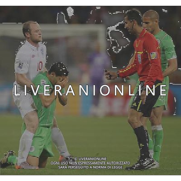 (100619) -- CAPE TOWN, June 19, 2010 -- England\'s Wayne Rooney (L) helps Algeria\'s Karim Matmour up during the 2010 World Cup Group C match in Cape Town, South Africa, June 18, 2010. Xing Guangli)(txy) ©Photoshot/Agenzia Aldo Liverani Sas - ITALY ONLY: INGHILTERRA - ALGERIA FIFA WORLD CUP CAMPIONATI MONDIALI SUD AFRICA 2010